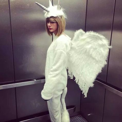 Taylor's Halloween costume is GOLD!!!!! Taylor Swift Halloween, Taylor Swift, Swift, A Woman, Angel, Halloween, Wall, White