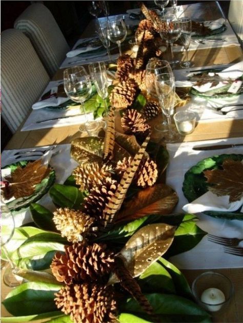 This Thanksgiving table setting with pheasant feathers and magnolia can be kept up throughout December — just add some red berries and you're set! Elegant Fall Tablescapes, Decorate Thanksgiving, Thanksgiving Table Settings Rustic, Hunting Theme, Rustic Thanksgiving, Fall Tablescapes, Thanksgiving Table Settings, Setting Ideas, Thanksgiving Tablescapes