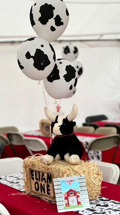 Cow Birthday Party Centerpieces, Baby Shower Vaquero, Cow Centerpieces, Cowboy Centerpiece Ideas, Cowboy Baby Shower Ideas, Farm Party Decorations, Baby First Birthday Themes, Cow Birthday Parties, Cute Anniversary Gifts