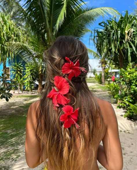 Hibiscus in the hair is the cutest tropical hairstyle!! 🩷 Beachy Waves Hair, Hawaii Pictures, Florida Girl, Ocean Vibes, Island Girl, Summer Feeling, Summer Dream, Tropical Islands, Hibiscus Flowers