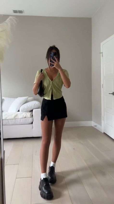 Black Skirt Outfit Spring, Black Mini Skirt Outfit Summer Casual, Black Mini Skirt Outfit Summer, Black Skort Outfit, Black Skirt Outfit Summer, July Vibes, Mini Skirts Outfits Summer, Black Mini Skirt Outfit, York Outfits