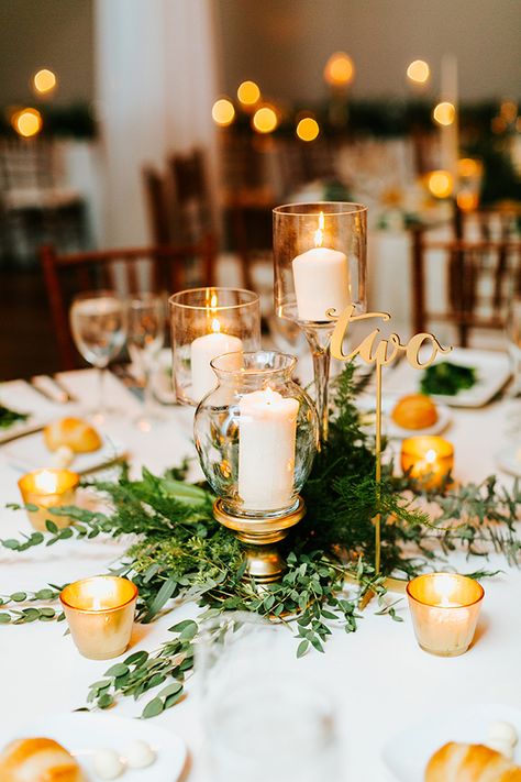 gold wedding ideas - photo by danfredo photos + films http://ruffledblog.com/chic-philadelphia-winter-wedding Affordable Wedding Centerpieces, Golden Table, Winter Wedding Table, Winter Wedding Centerpieces, Gold Table Numbers, Tafel Decor, Wedding Numbers, Wedding Floral Centerpieces, Wedding Table Decorations