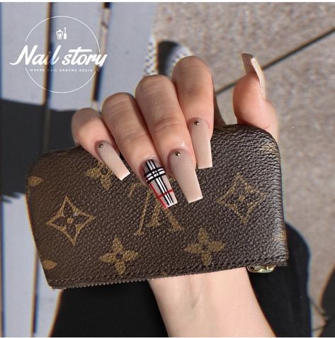 Burberry Inspired Nails, Brown Burberry Nails, Burberry Acrylic Nails, Fall Burberry Nails, Burberry Nails Design, Nails Burberry, Lv Nails, Burberry Nails, Louis Vuitton Nails