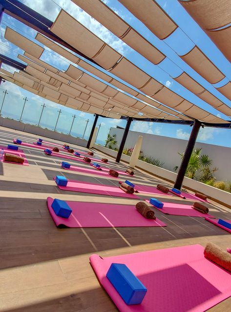 Rooftop Yoga Space, Rooftop Gym, Rooftop Yoga, Dance Studio Design, School Dr, School Building Design, School Interior, Yoga Space, Gym Room