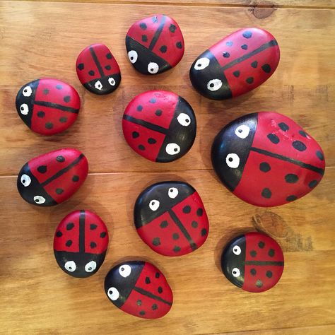 Ladybird beach stone painted pebbles - garden ideas Ladybird Painted Rocks, Ladybird Stone Painting, Ladybird Rock Painting, Ladybird Craft, Beatles Crafts, Pebbles Garden, Pebble Ideas, Lady Bug Painted Rocks, Painted Garden Furniture