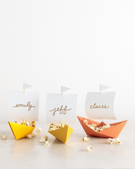 Kids will especially love these little paper ships: They serve double-duty as both place cards and an easy way to serve dry snacks like popcorn, nuts, and dried fruit. Mayflower Ship, Nuts And Dried Fruit, Party Place Cards, Thanksgiving Planning, Thanksgiving Place Cards, Diy Wedding Gifts, Thanksgiving Inspiration, Party Place, Diy Thanksgiving