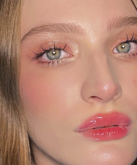 Makeup For Cold Skin Tone, Romantic English Rose Makeup, Meyk Ap, Cold Tone Makeup, Identify Crisis, Cold Skin Tone, 00s Makeup, Beauty Editorial Makeup, Monochromatic Makeup