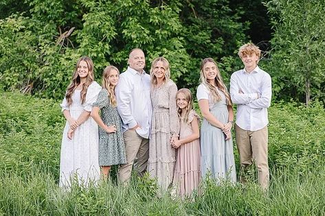 Perfect Big Group Family Photo Generation Family Pictures, Generational Family Photos, Multi Generation Family Pictures, 30th Birthday Photoshoot, Photo Shoot Outfits, Generation Photo, Family Photo Inspiration, Logan Utah, Duck Duck Goose