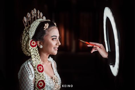 Foto Akad, Pose Bride, Muslim Wedding Photos, Pose Pengantin, Moodboard Wedding, Pose Wedding, Wedding Reception Photography, Foto Wedding, Wedding Pose