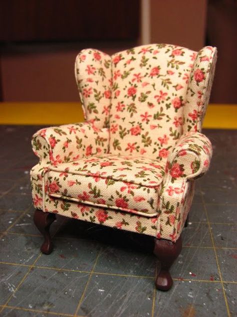 Dollhouse Templates, Knole Sofa, Country Sofas, Dollhouse Furniture Tutorials, Dollhouse Chair, Mini Chair, Miniature Chair, Miniature Dollhouse Furniture, Retro Sofa