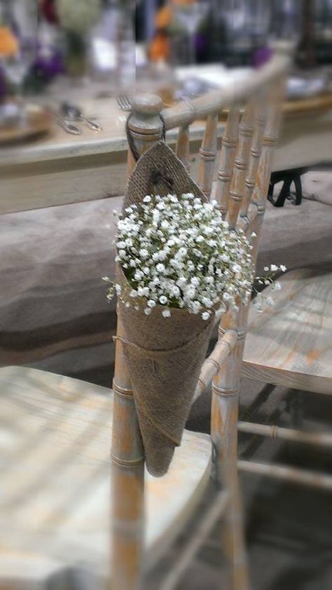 Detalles / Bodas rústicas / Eventos rústicos / Ideas originales para bodas / Decoraciones bodas / Rustic weddings / Hay Bench, Deco Chairs, Burlap Wedding, Wedding Chairs, Baby's Breath, Wedding Time, Wedding Deco, Pink Ribbon, Chocolate Brown