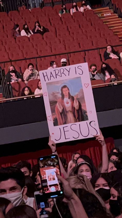 Signs To Make For Concerts, Signs At Concerts, Harry Styles Sign Ideas, Harry Styles Concert Poster Ideas, Concert Signs To Get Noticed, Harry Styles Concert Signs, Concert Signs Ideas, Concert Posters Ideas Fan, Harry Styles Core