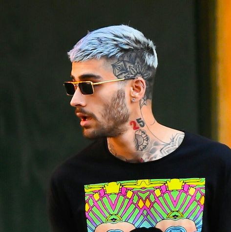 Men Blue Hair Color, Hair Color For Moreno Men, Mens Dyed Hair, Zayn Malik Hairstyle, Mantra Tattoo, Boy Haircuts Long, Mens Haircuts Short Hair, Short Hair Highlights, Androgynous Hair