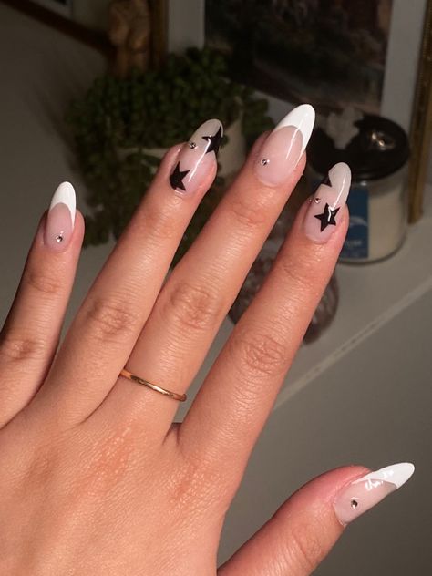 Almond Nail Inspo Stars, Star Nail Designs French Tip, Oval Nails Star Design, White Nails Star Design, Oval Star Nails, White French Tip With Design Almond, Nail Designs With White Tips, Stars French Tip Nails, Star And French Tip Nails