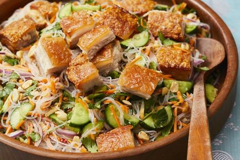 Crispy Noodle Salad, Everyday Dinners, Sticky Pork, Crispy Noodles, Pork Noodles, Pork Salad, Noodle Salad Recipes, Salads To Go, Slow Cooked Pork