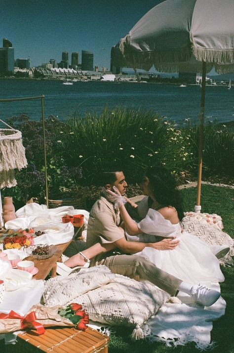 Picnic Engagement Photos, Guatemala Wedding, Bridal Shower Photography, Veuve Cliquot, Field Engagement Photos, Picnic Engagement, Shot On Film, Vintage Picnic, Anniversary Photoshoot