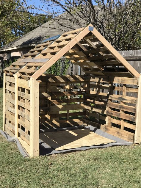 Shed Out Of Pallets, Pallet Shed Plans, Pallet Barn, Small Pallet, Pallet Building, Diy Wood Pallet Projects, Pallet Shed, Pallet House, Landscaping Flowers