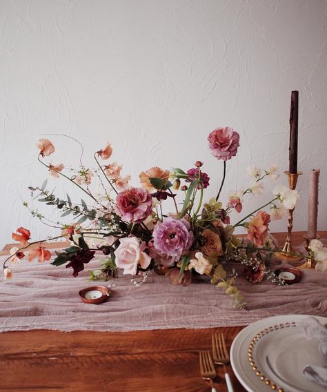 Vessel Florals Chic Wedding Ideas, Grass Centerpiece, Reception Florals, Evergreen Flowers, Modern Chic Wedding, Fall Wedding Tables, Party Reception, Autumn Tones, Tablescape Inspiration