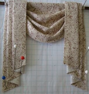 Casey's Minis: Good Old Swags Dollhouse Curtain Ideas, Dollhouse Curtains Diy How To Make, Doll House Curtains Diy, Dollhouse Curtains Diy, Mini Curtains, Miniature Curtains, Dollhouse Curtains, Mini Sala, Doll House Curtains