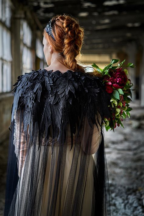 Viking Wedding Clothes, Goth Viking Wedding, Gothic Viking Wedding, Viking Bride, Tarot Wedding, Raven Wedding, Queen In The North, Game Of Thrones Wedding, Wedding Cloak