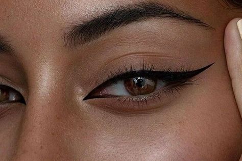 Arabic Photoshoot, Arabic Eyeliner, How To Do Winged Eyeliner, Black Eyeliner Makeup, Make Up For Graduation, Arabic Eye Makeup, Festival Makeup Rave, Eyeliner Techniques, Perfect Winged Eyeliner