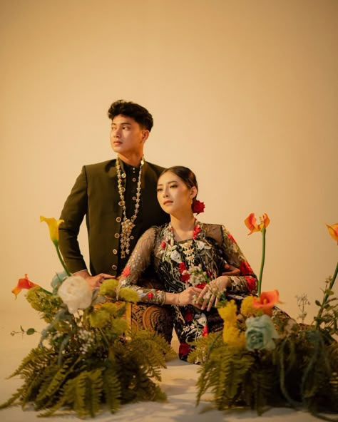 Asia Outfit, Indonesia Traditional Clothes, Prewed Indoor, Pre Wedding Photoshoot Theme, Pose Pengantin, Prenuptial Photoshoot, Indonesia Traditional, Pre Wedding Photoshoot Props, Adat Jawa