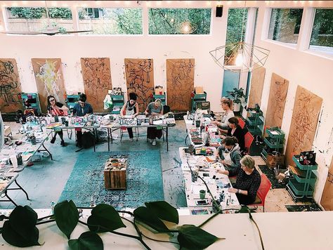 Art Therapy Room Spaces, Painting Workshop Art Studios, Communal Art Studio, Shared Art Studio Space, Community Art Space, Art Retreats 2023, Community Art Studio, Art Workshop Studio, Art Workshop Ideas