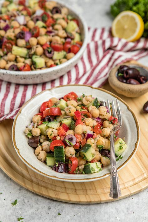 This Mediterranean Chickpea Salad is healthy, hearty, and made with only 10 ingredients! A perfect side or main, it's packed with fiber and plant protein. #chickpeasalad #chickpea #budgetfriendly #vegan #plantbased #glutenfree #mealprep #oilfree #wholefoods via frommybowl.com Mediterranean Chickpea, Mediterranean Chickpea Salad, Healthy Snacks For Diabetics, Diet Vegetarian, Chickpea Salad, Watching Movies, Easy Healthy Breakfast, Plant Protein, Cucumber Salad