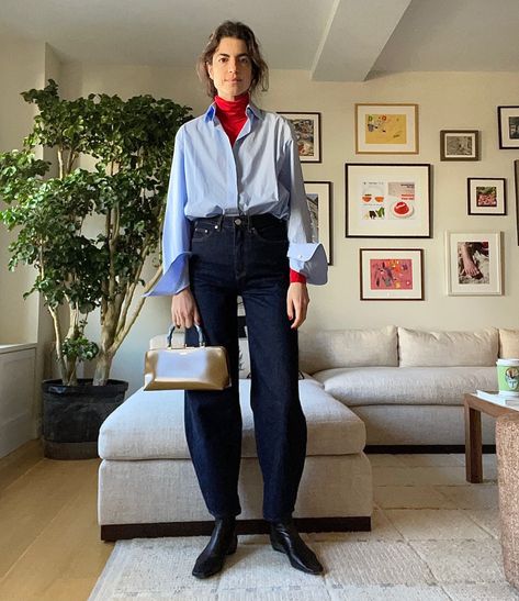 Contemporary fashion really wants you to wear a pair of barrel leg jeans Jeans Dress Outfit, Jean Shirt Outfits, Dress With Jeans, Leandra Medine Style, Barrel Leg Jeans, Barrel Jeans, Leandra Medine, Jeans Street Style, Oufits Casual