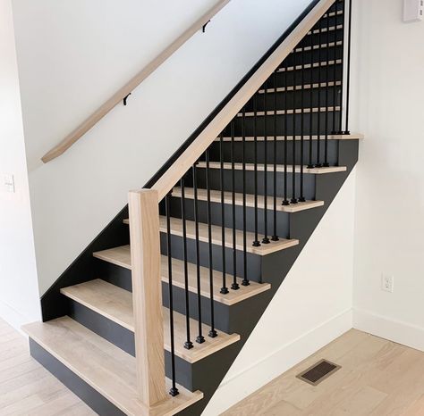 Stairs Decor Ideas, Small Stairs, Redo Stairs, Diy Stairs Makeover, Diy Stair Railing, Future Farmhouse, Storage Stairs, Metal Stair Railing, Stair Renovation