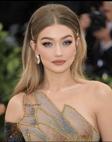 Straight Prom Hair, Gigi Hadid Hair, Guest Hair, Ball Hairstyles, Formal Hairstyles, Party Hairstyles, Wedding Hair And Makeup, Gigi Hadid, العناية بالشعر