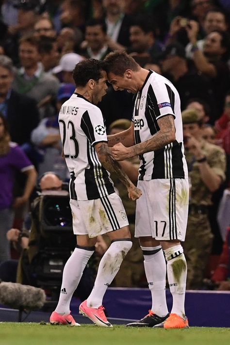 Mario Mandzukic, Dani Alves. Juventus v Real Madrid, 2017.06.03 Mario Mandzukic, Mario Mandžukić, Dani Alves, Champions League Final, Juventus Fc, Football Match, Uefa Champions League, Cardiff, South Wales