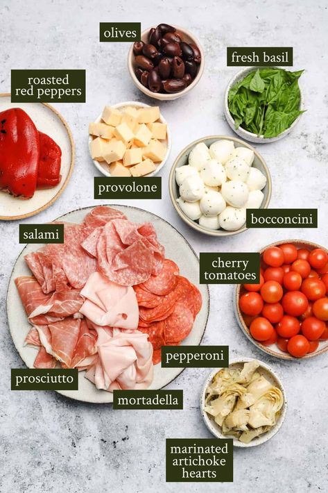 Italian Snacks, Italian Antipasto, Antipasto Skewers, Skewer Appetizers, Italian Dinner Party, Marinated Vegetables, Holiday Appetizers Easy, Italian Party, Antipasto Platter