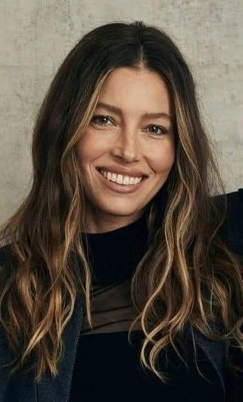 Jessica Biel Hair Color, Winter Haircuts 2023, Jessica Beil Hair, Jessica Biel Hair, Beach Waves Hairstyle, Soft Beach Waves, Jessica Beil, Long Beach Waves, Hairstyle 2023