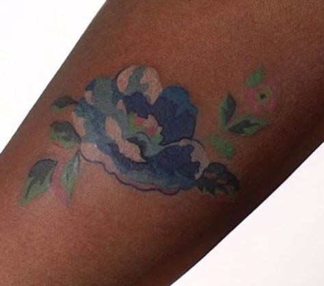 Colorful Tattoos Black Women, Kawaii Tattoo Black Skin, Black Skin Color Tattoo, Colorful Tattoos On Black Women, Tattoo Ideas For Dark Skin, Tattoos On Black Women Dark Skin, Tattoo Ideas Dark Skin, Blue Tattoo On Brown Skin, Colorful Tattoos For Black Women