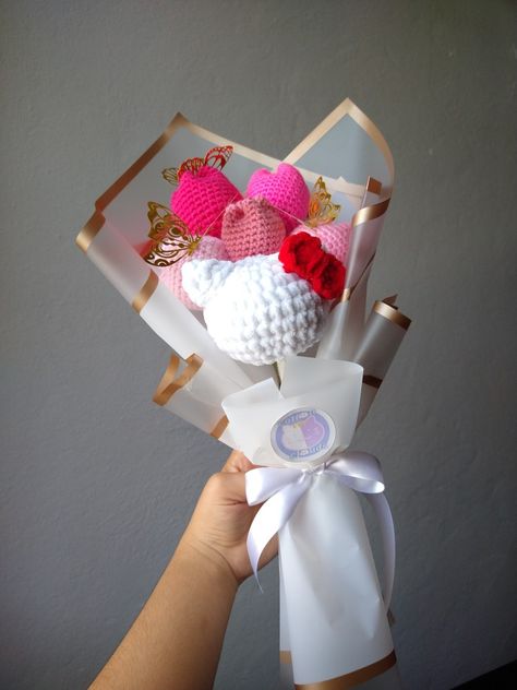 https://instagram.com/cc.crochet_bysher?utm_source=qr&igshid=MzNlNGNkZWQ4Mg%3D%3D Hello Kitty Ramo, Hello Kitty Crochet, Crochet Garden, Valentine Bouquet, Diy Crochet Patterns, Crochet Bouquet, Crocheted Flowers, Valentines Crochet, Crochet Design Pattern