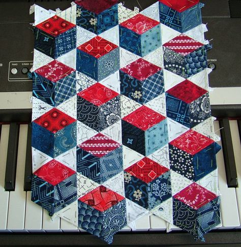 Epp Diamonds, Tumbling Block Quilt, Tumbling Blocks Pattern, Blue Moth, Tumbling Blocks Quilt, Heart Quilt Pattern, Tumbling Blocks, English Paper Piecing Quilts, Abstract Quilt