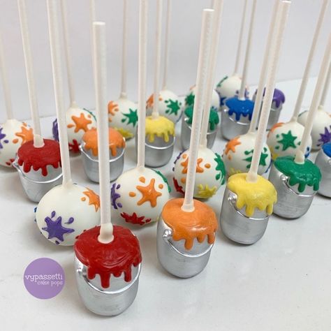 vypassetti cake pops on Instagram: “#paint #cakepops! 🌈🎨🖌Design by @a_taste_to_remember - so cute!! #paintcan #paintsplatter #splatter #paintcakepops #rainbow…” Cakepops Design, Artist Party, Cakepops, Paint Cans, Paint Splatter, Cake Pops, So Cute, Painter, Rainbow