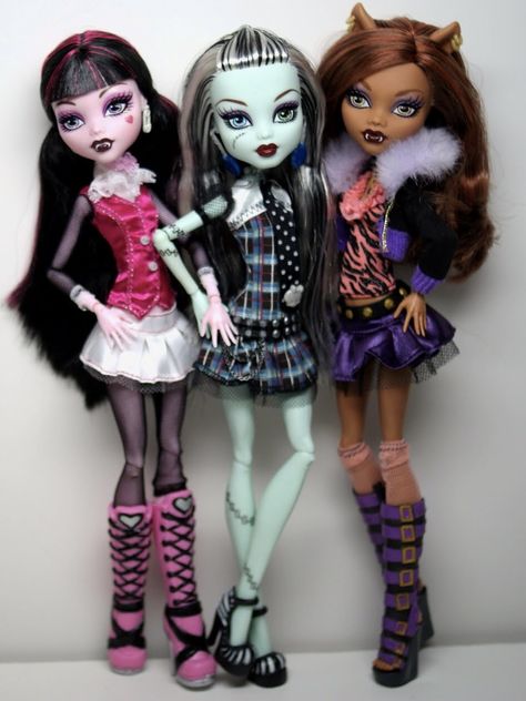 Monster High Doll Draculaura, Old Monster High Dolls, Monster High Halloween, Monster High School, Monster High Doll Clothes, Monster High Dolls Gen 1, Monster High Dolls For Sale, Monster High Pictures, Moster High