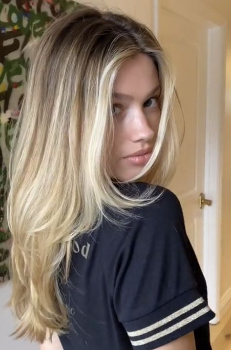 How To Fix Grown Out Blonde Hair, Long Strait Haircut, Scandinavian Roots Hair, Grown In Blonde, Sydney Sweeney Blonde, Blonde Hair Grown Out, Grown Out Layers, Soft Face Framing Layers Straight Hair, Hair Cut Ideas For Girls Teens Long