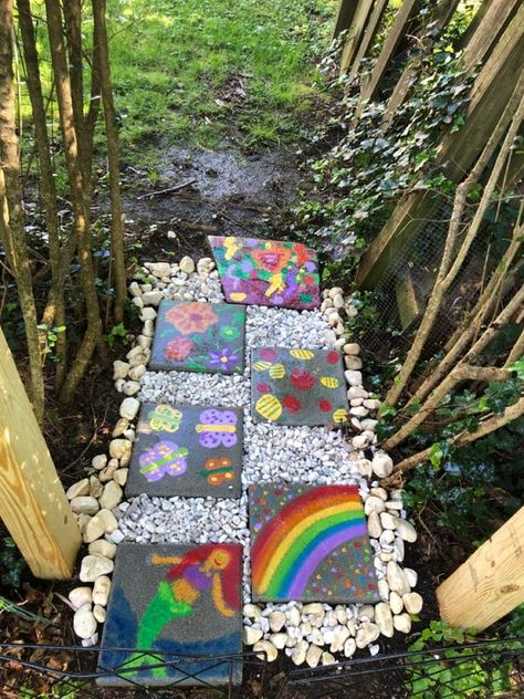 90+ Stone Art Garden Decorations that takes Creativity to a whole new level - Hike n Dip Painting On Stepping Stones, Stepping Stone Painting Ideas, Paint Stepping Stones, Painted Pavers Ideas, Rock Pavers, Painted Stepping Stones, Whimsical Fairy Garden, Painted Pavers, Brick Crafts