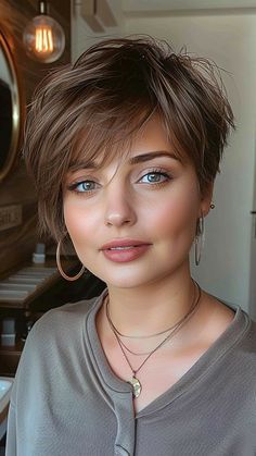 Old Woman Haircut, Highlights Braids, Hair Color For Morena Skin, Short Light Brown Hair, Hair Color For Morena, Haircut 2020, Long Layered Bob, Trendy Short Hairstyles, Old Hairstyles