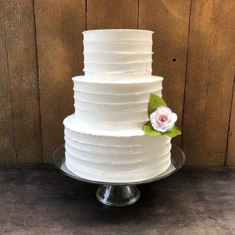 Fake Wedding Cakes That Actually Look Real | Emmaline Bride Swirl Wedding Cake, Ruffled Wedding Cake, Fashionista Cake, Fake Wedding Cakes, Cakes Simple, Cake Rustic, Fake Cakes, Decorative Cakes, Swirl Cake