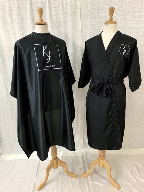 Small Hair Salon Ideas, Beauty Salon Uniform Ideas, Spa Therapist, Beauty Shop Decor, Makeup Studio Decor, Salon Uniform, Chef Uniforms, Security Uniforms, Nurse Uniforms