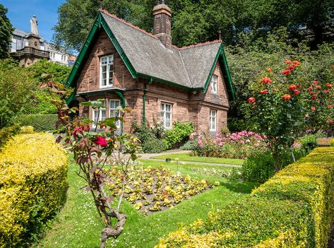 *🇬🇧 Head gardener's cottage (Princes Street Garden, Edinburgh, Scotland, UK) by Bob Radlinski 🌿🌸🏙 Woodland Cottage Exterior, Scotland Cottage, Ireland Honeymoon, Cottages Scotland, Witches Cottage, Scotland Vacation, Prairie View, Cozy Cottages, Rainbow Pictures