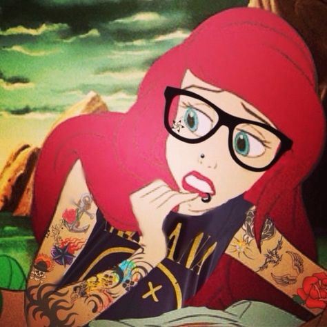 Imagine Ariel was A little bit nerdy and more then a bit of a punk. Emo Disney Princess, Disney Gone Bad, Princesa Emo, Hipster Princess, Princesa Punk, Emo Disney, Disney Punk, Goth Disney, Art Punk