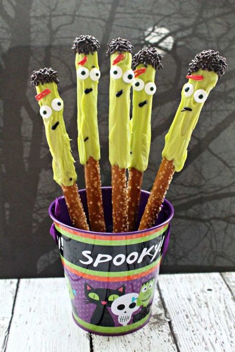 Halloween Recipe: Easy Hand-Dipped Frankenstein Pretzel Rods - My Thoughts, Ideas, and Ramblings Halloween Cakepops, Delicious Halloween Treats, Halloween Pretzels, Dipped Pretzel Rods, Chocolate Covered Pretzel Rods, Fun Halloween Food, Halloween Food Treats, Pretzel Dip, Halloween Treats Easy