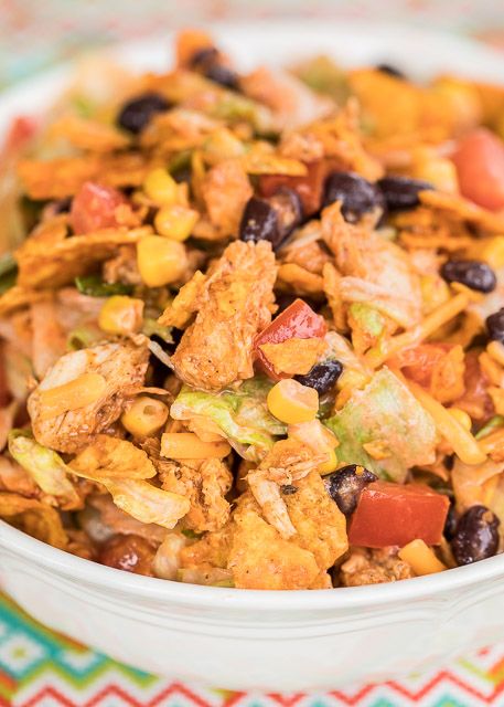 Doritos Chicken Taco Salad - you can't beat Doritos for dinner!!! Use a rotisserie chicken and this salad comes together in minutes! Great for a crowd! Just put a bowl out and let everyone graze! Chicken, corn, lettuce, black beans, taco seasoning, tomatoes, catalina dressing, ranch dressing and Doritos. SO good!! We never have any leftovers! Summer Potluck Recipes, Doritos Chicken, Catalina Dressing, Teriyaki Chicken Wings, Super Salad, Dorito Chicken, Chicken Taco Salad, Easy Dinner Recipes Crockpot, Chicken Corn