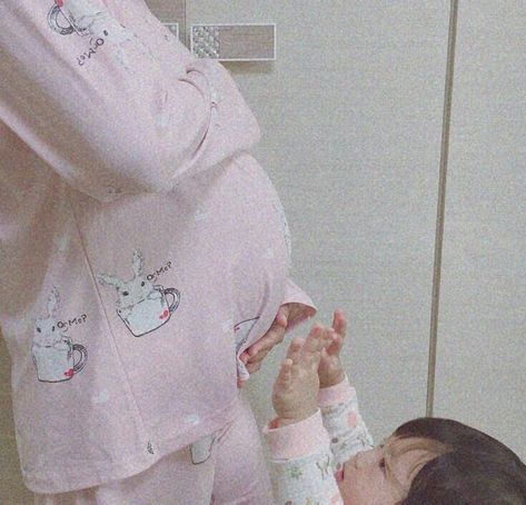 Couple With Baby, Pregnancy Belly Photos, Mode Ulzzang, Belly Photos, Baby Tumblr, Ulzzang Kids, Cute Asian Babies, Jung So Min, Korean Babies