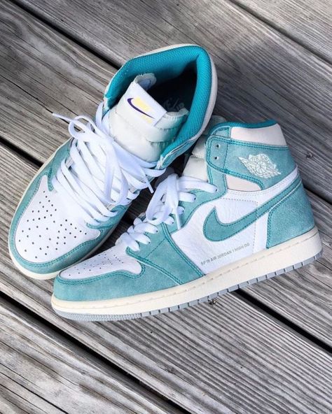 Air Jordan Turbo Green, Outfit Air Jordan 1, Air Jordan 1 Turbo Green, Jordan 1 Turbo Green, Air Jordan 1 Women, Athleisure Chic, Green Jordans, Jordan 1 Outfit, Turbo Green